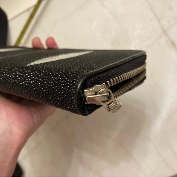 Stingray black zipper clutch wallet